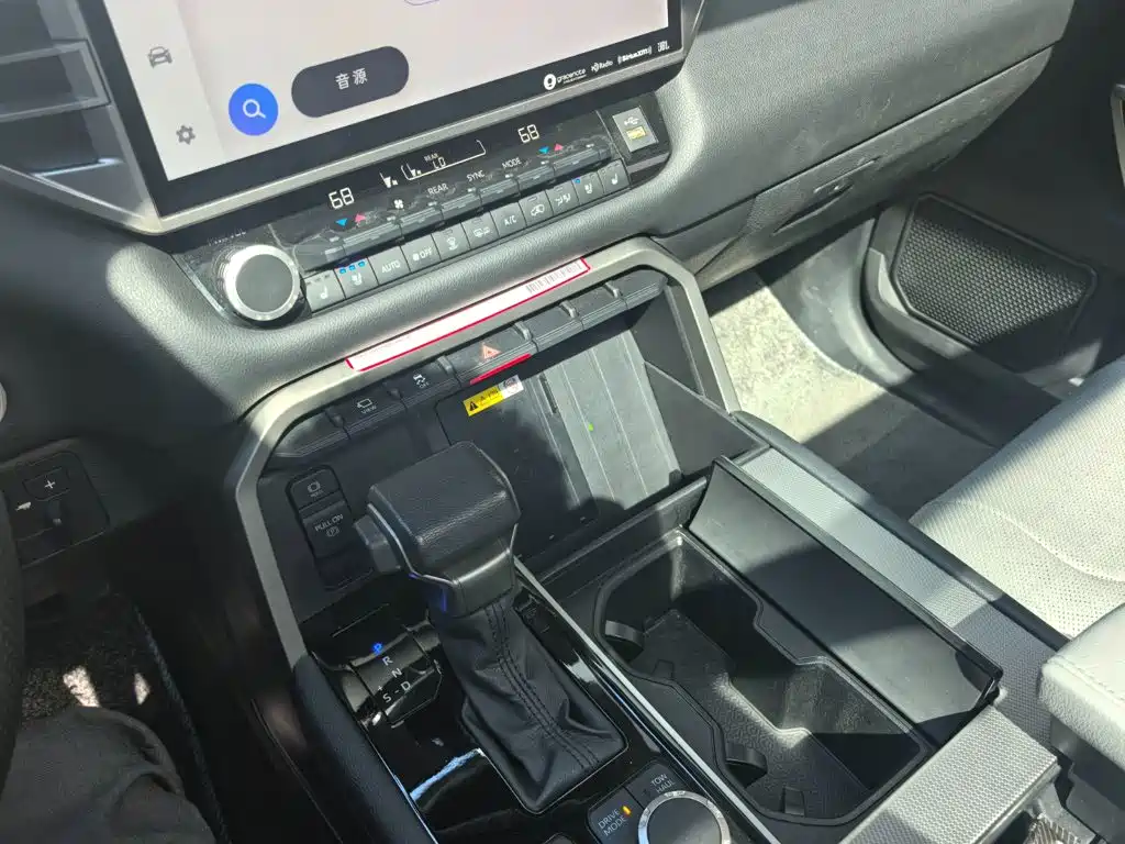 Toyota Sequoia — миниатюра 8
