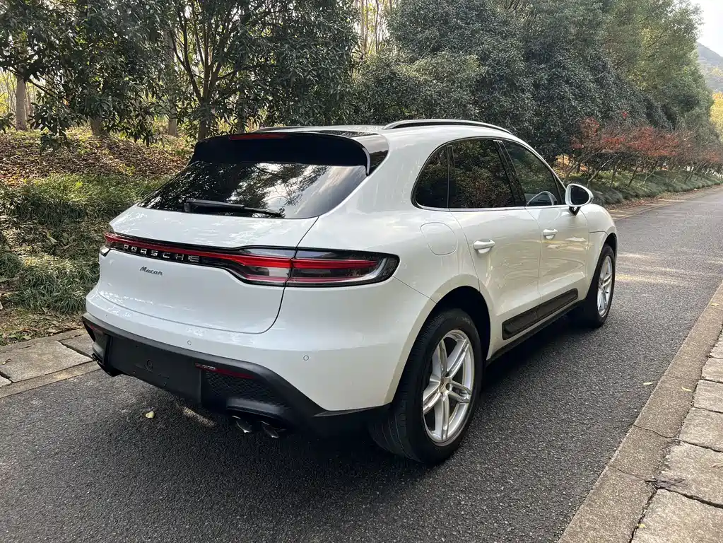 PORSCHE MACAN