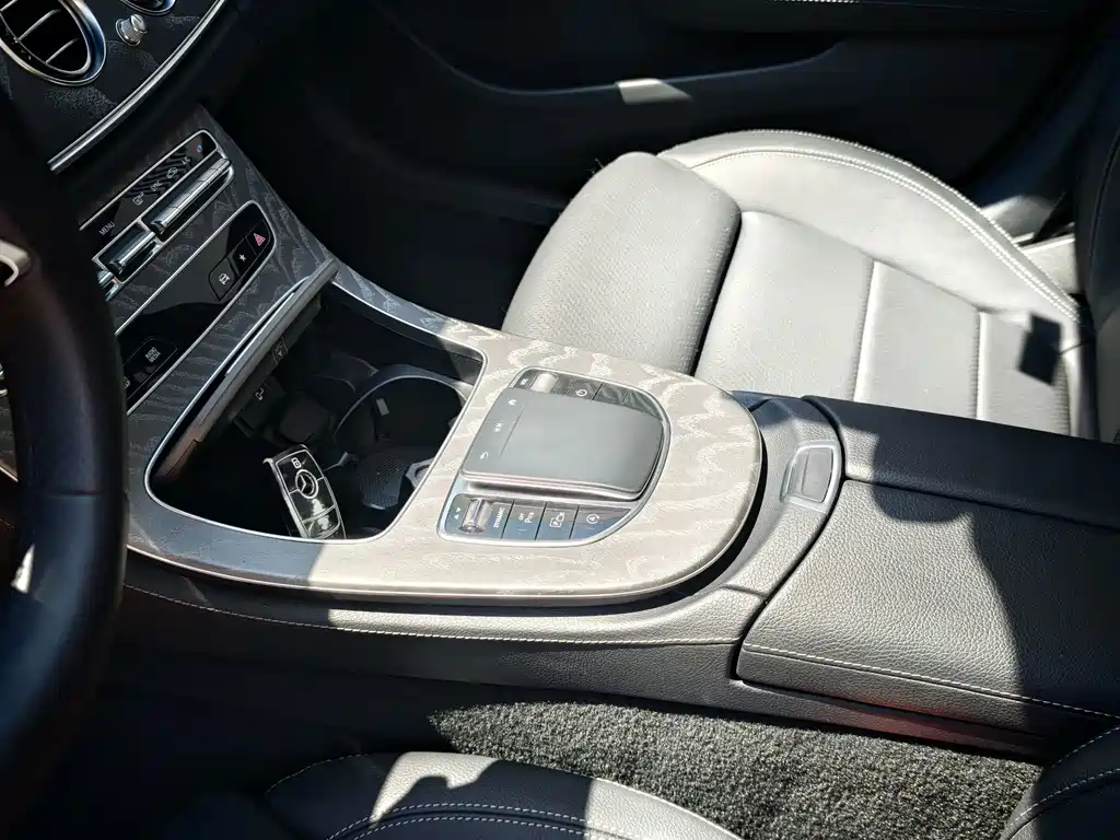 Mercedes-Benz E-Class — миниатюра 9