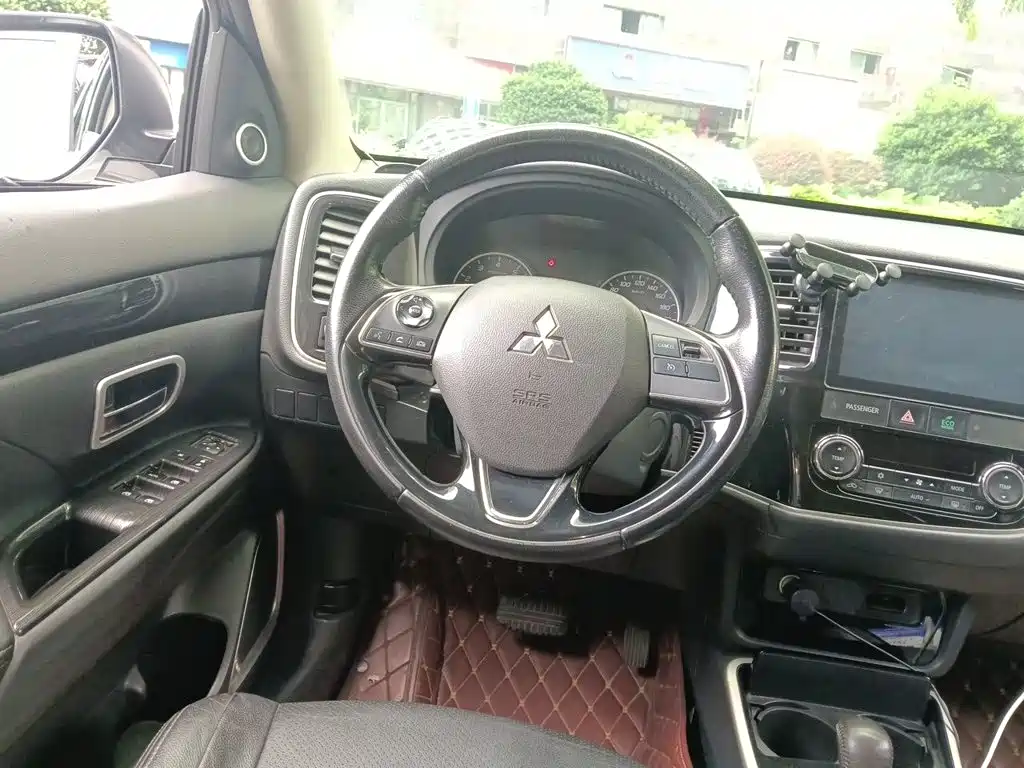 Mitsubishi Outlander — миниатюра 6