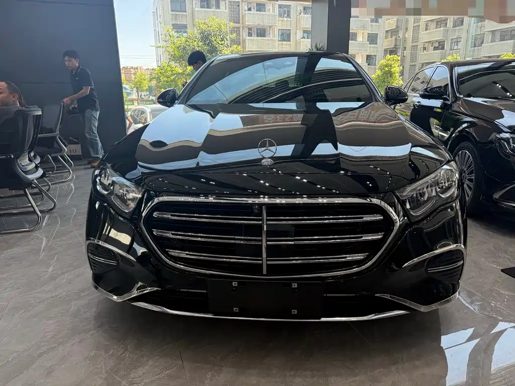 Mercedes-Benz E-Class — миниатюра 2