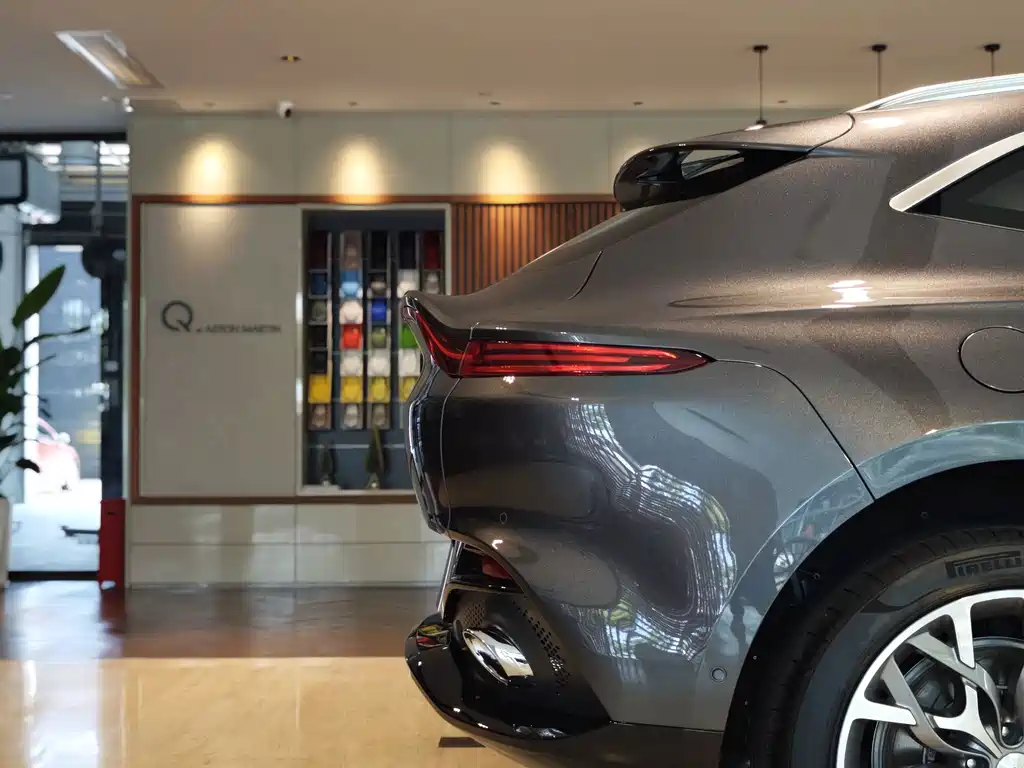 Aston Martin DBX — миниатюра 8