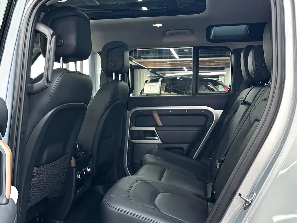 Land Rover Defender — миниатюра 8