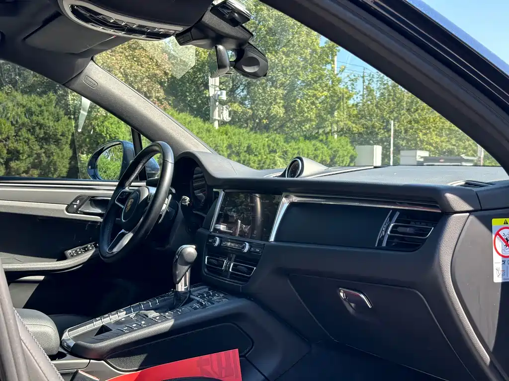Porsche Macan — миниатюра 8