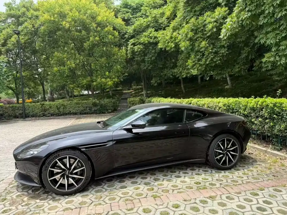 Aston Martin DB11 — миниатюра 5