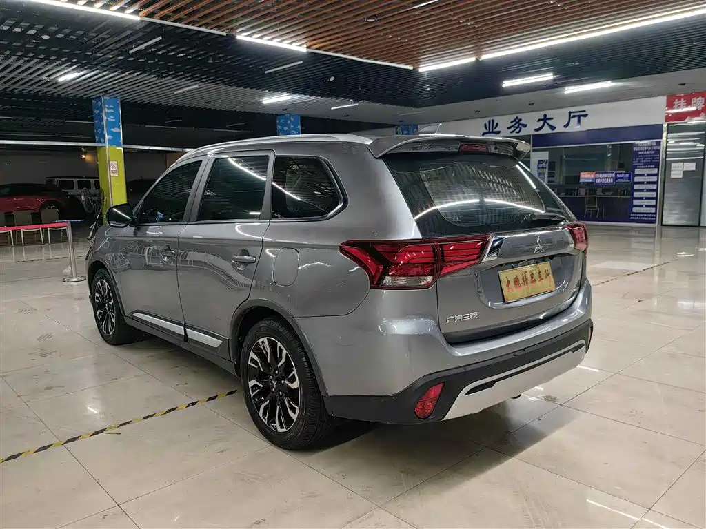 MITSUBISHI OUTLANDER