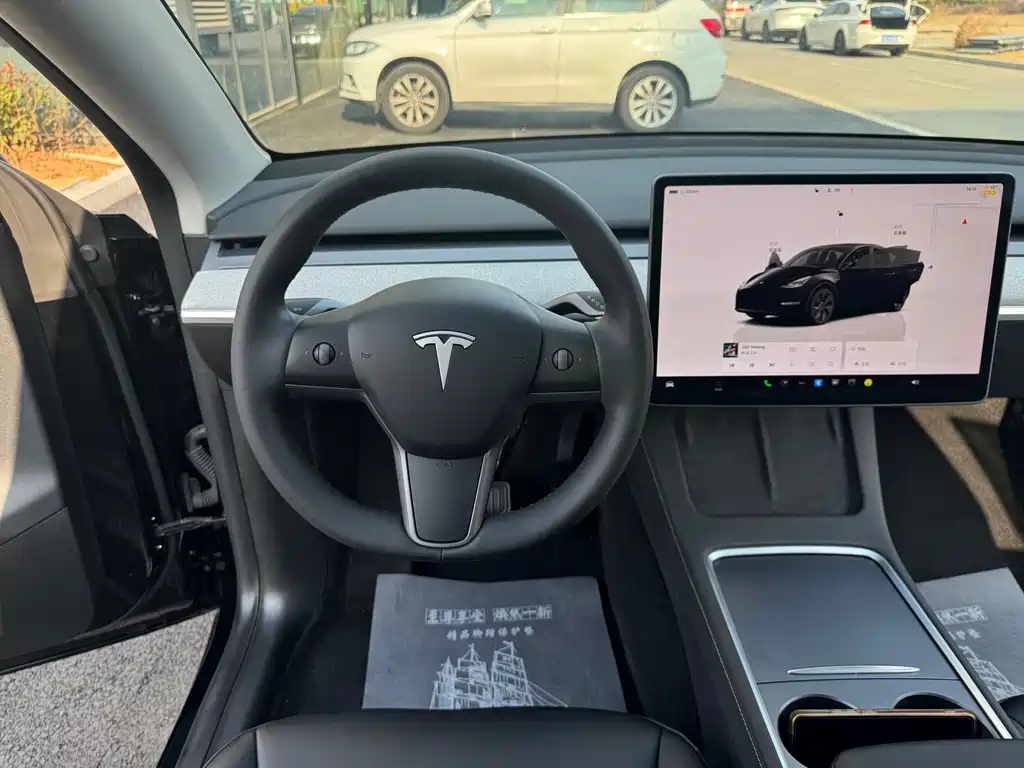 TESLA MODEL Y