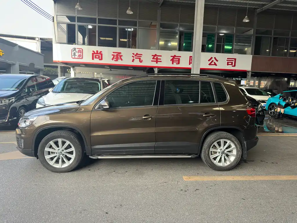 VOLKSWAGEN TIGUAN