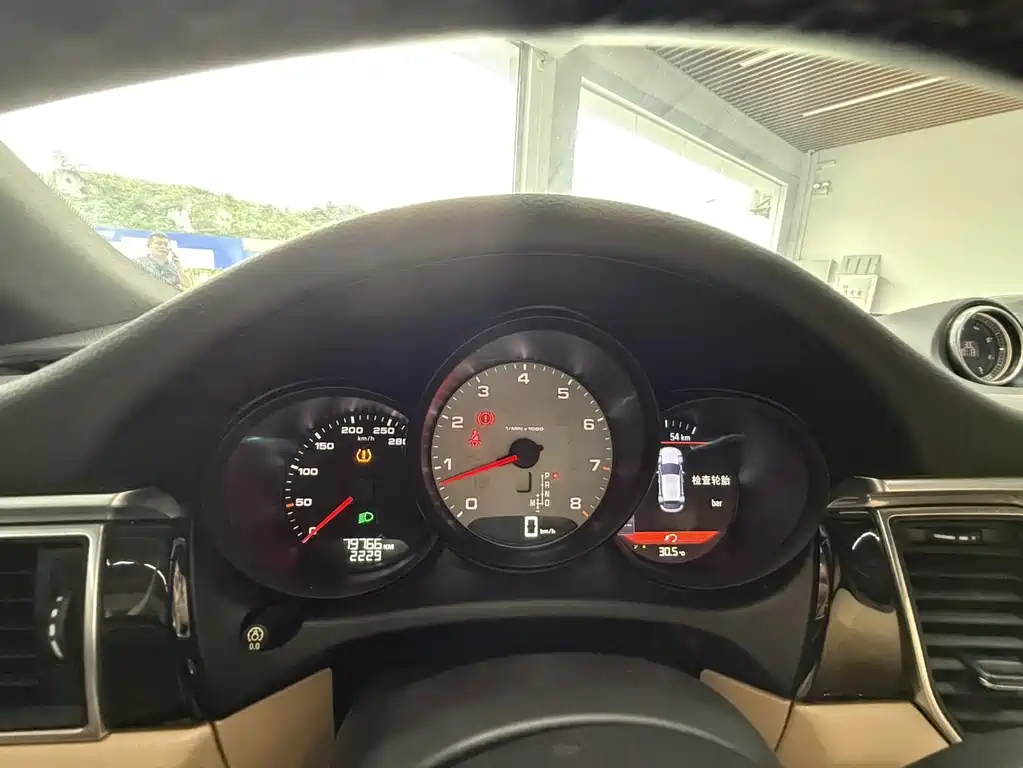 Porsche Macan — миниатюра 10