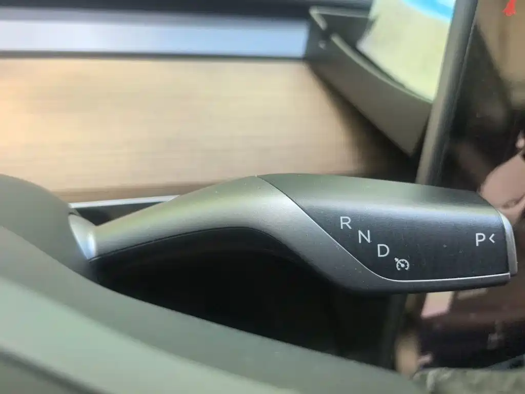 Tesla Model Y — миниатюра 10