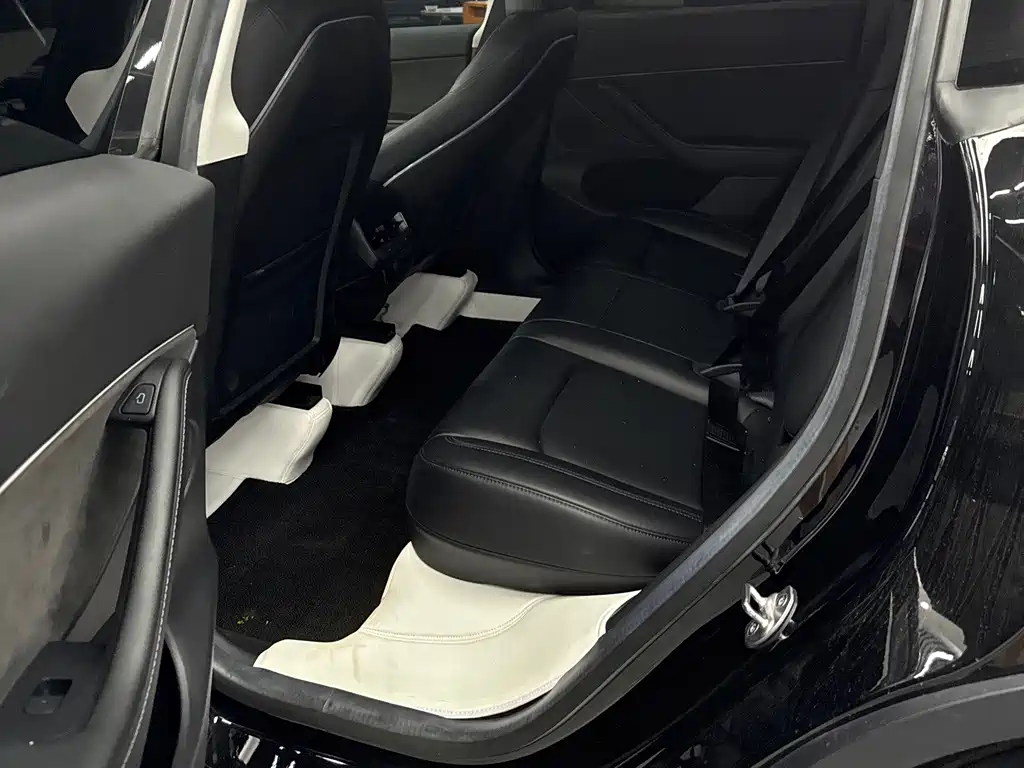 Tesla Model Y — миниатюра 10