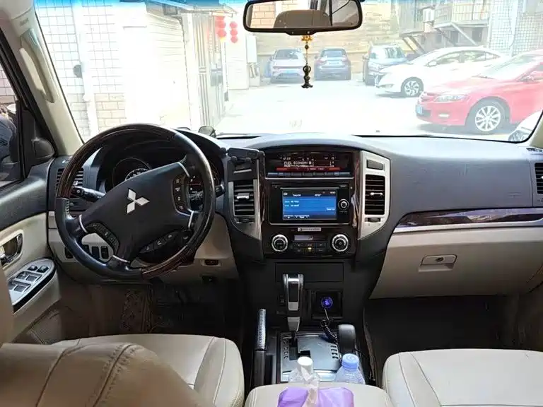 Mitsubishi Pajero (Import) — миниатюра 4