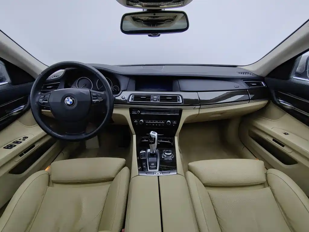 BMW 7 Series — миниатюра 5