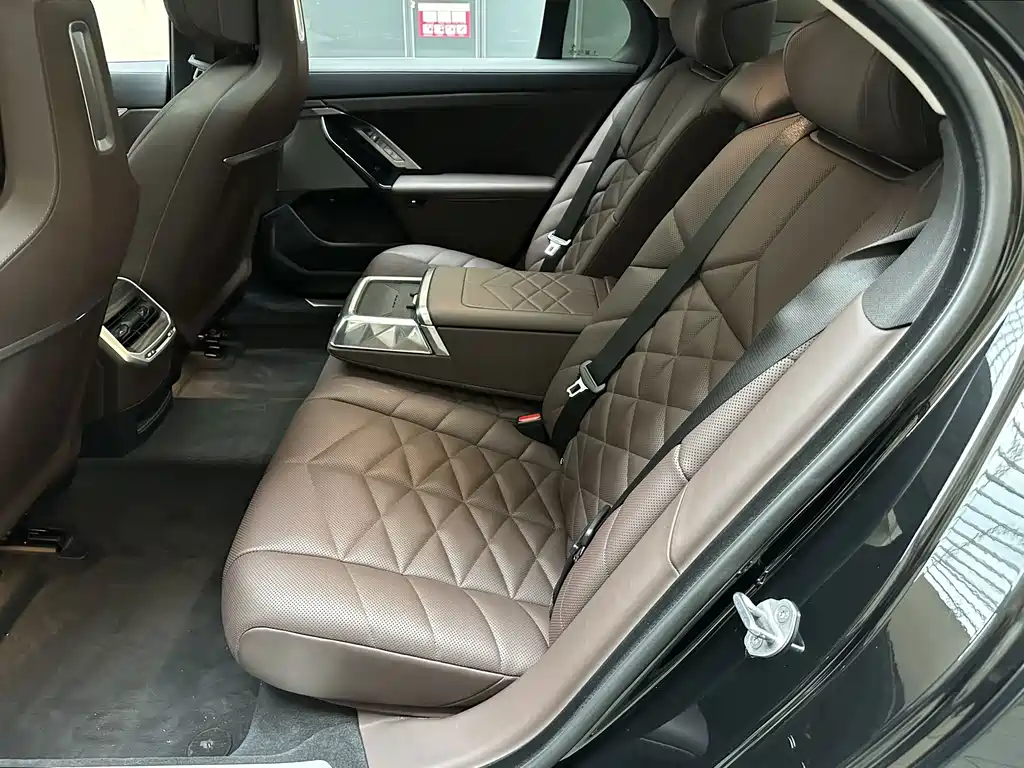 BMW 7 Series — миниатюра 8