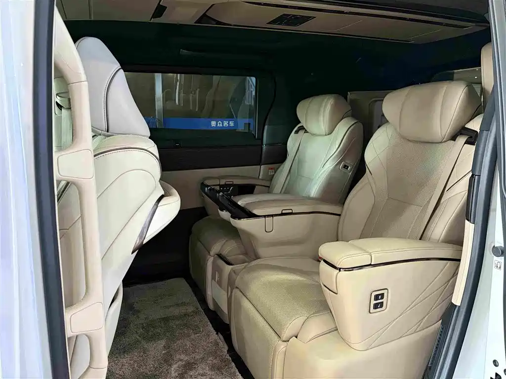 Toyota Vellfire — миниатюра 10