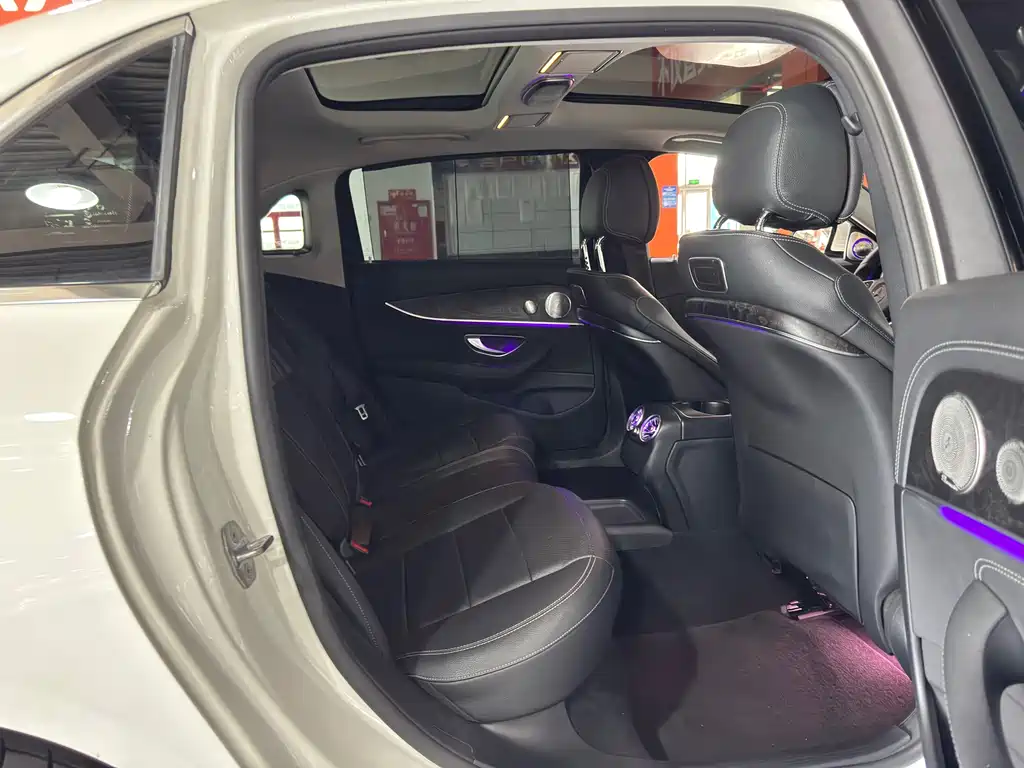 Mercedes-Benz E-Class — миниатюра 11