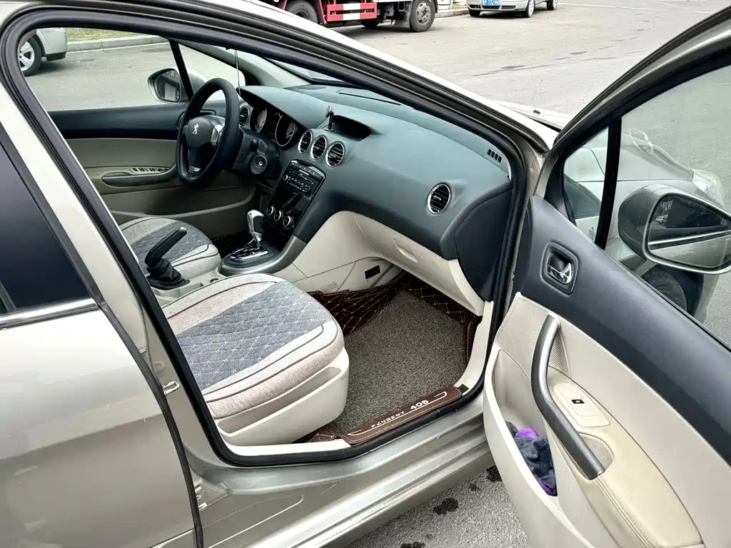 Peugeot 408 2013 2.0L AT Comfort
