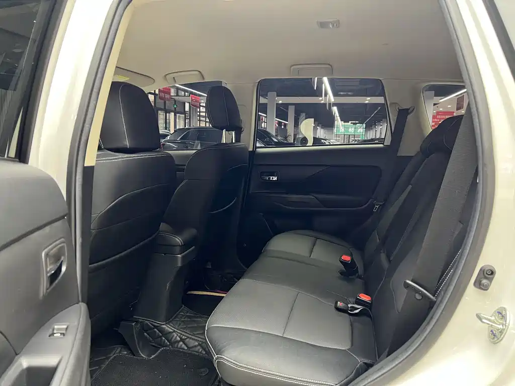 Mitsubishi Outlander — миниатюра 16
