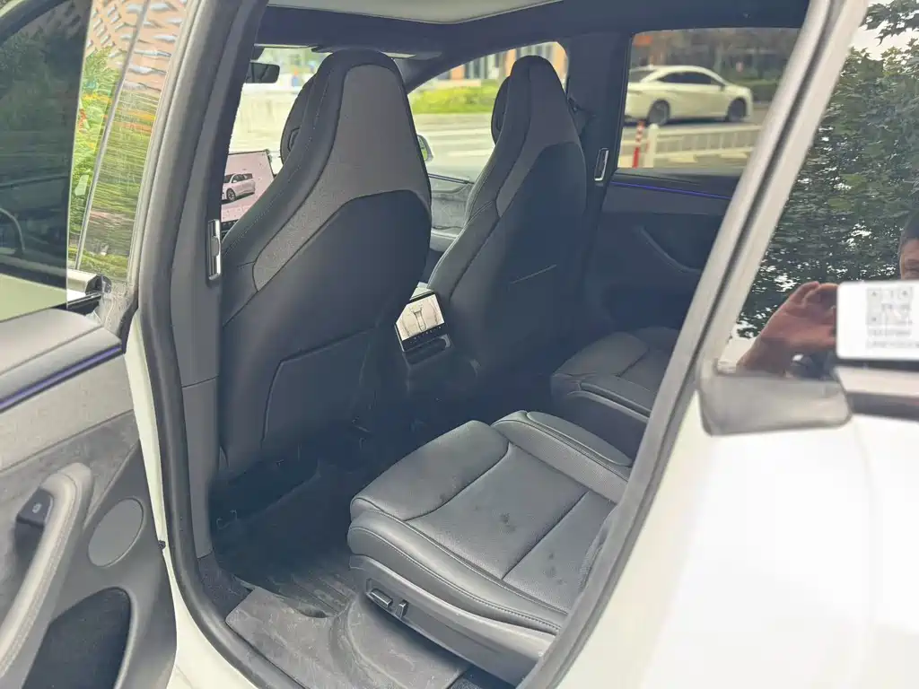 Tesla Model Y L — миниатюра 7