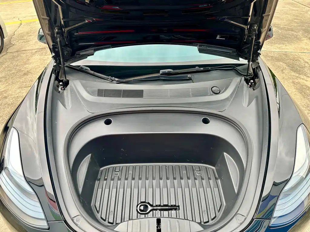 Tesla Model 3 — миниатюра 18