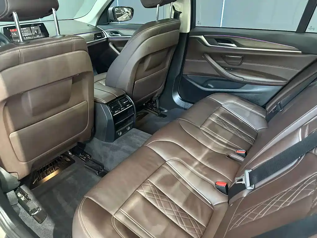 BMW 5 Series — миниатюра 10