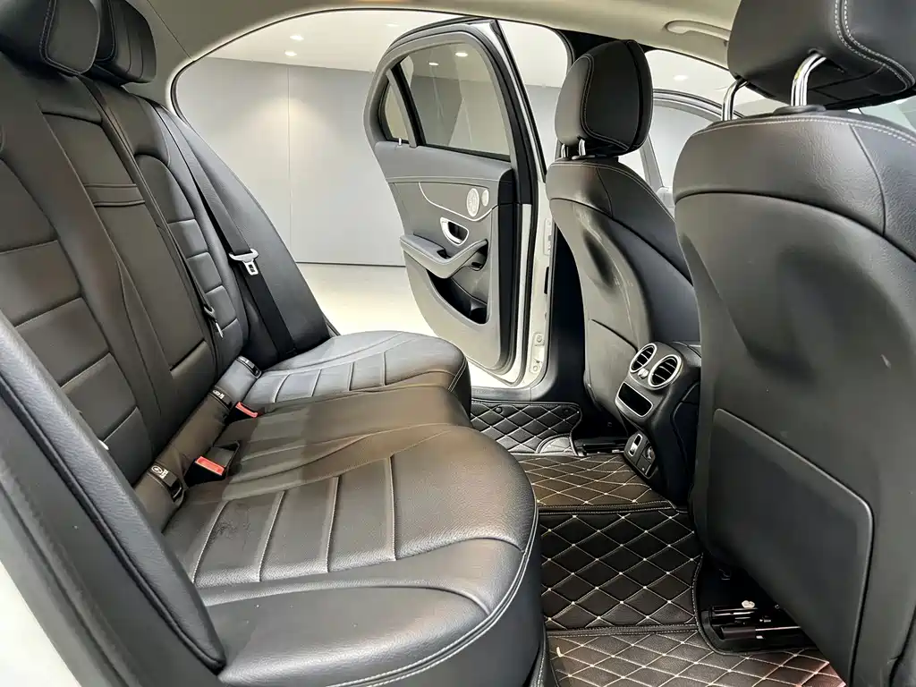 Mercedes-Benz C-Class — миниатюра 13