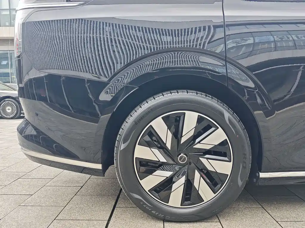 Volvo EM90 — миниатюра 7