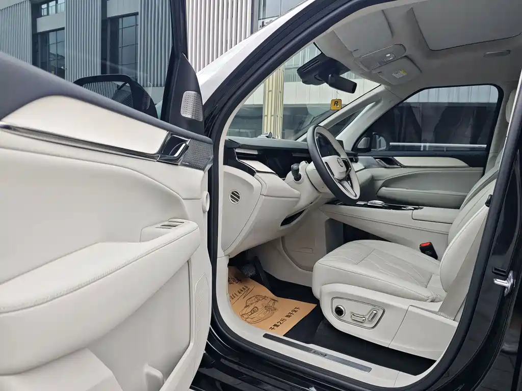 Volvo EM90 — миниатюра 32