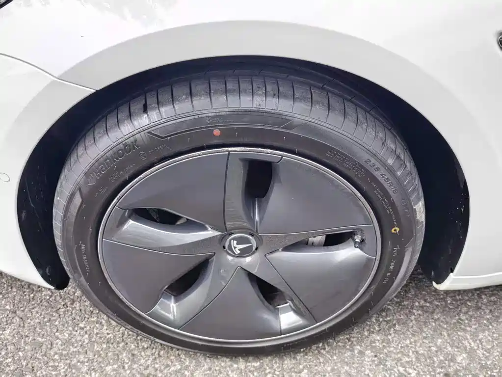 Tesla Model 3 — миниатюра 4