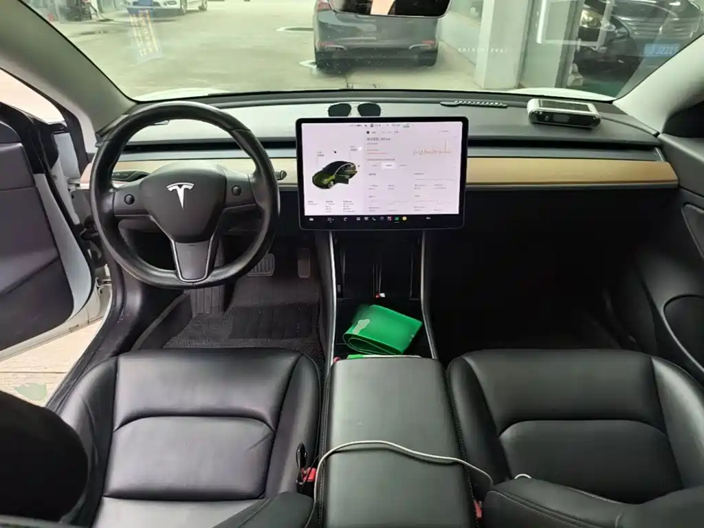 Tesla Model 3 — миниатюра 10
