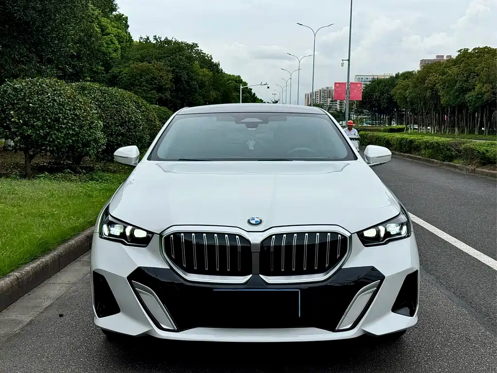 BMW 5 Series — миниатюра 2