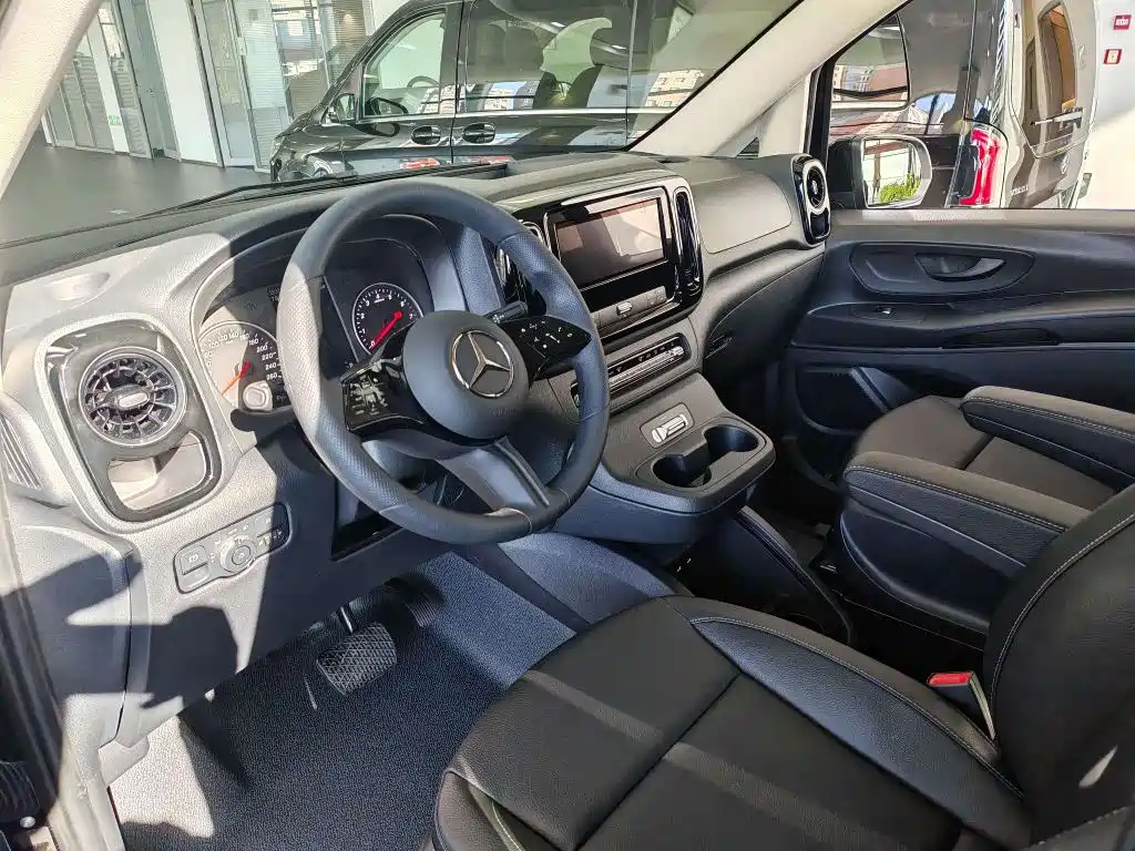 Mercedes-Benz Vito 2024 2.0T Elite 7 мест