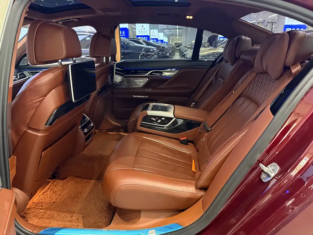 BMW 7 Series — миниатюра 6