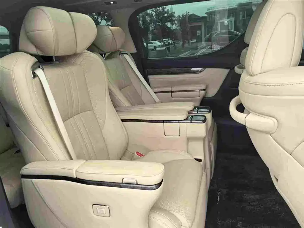 Toyota Alphard — миниатюра 5