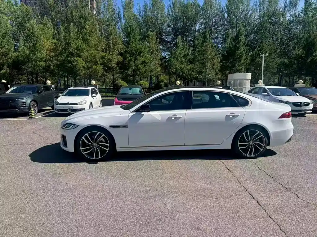 Jaguar XFL — миниатюра 3
