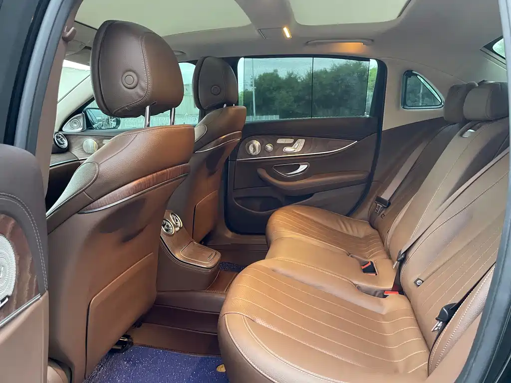 Mercedes-Benz E-Class — миниатюра 5