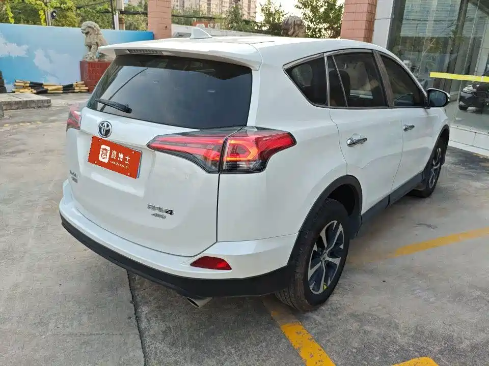 Toyota RAV4 — миниатюра 3