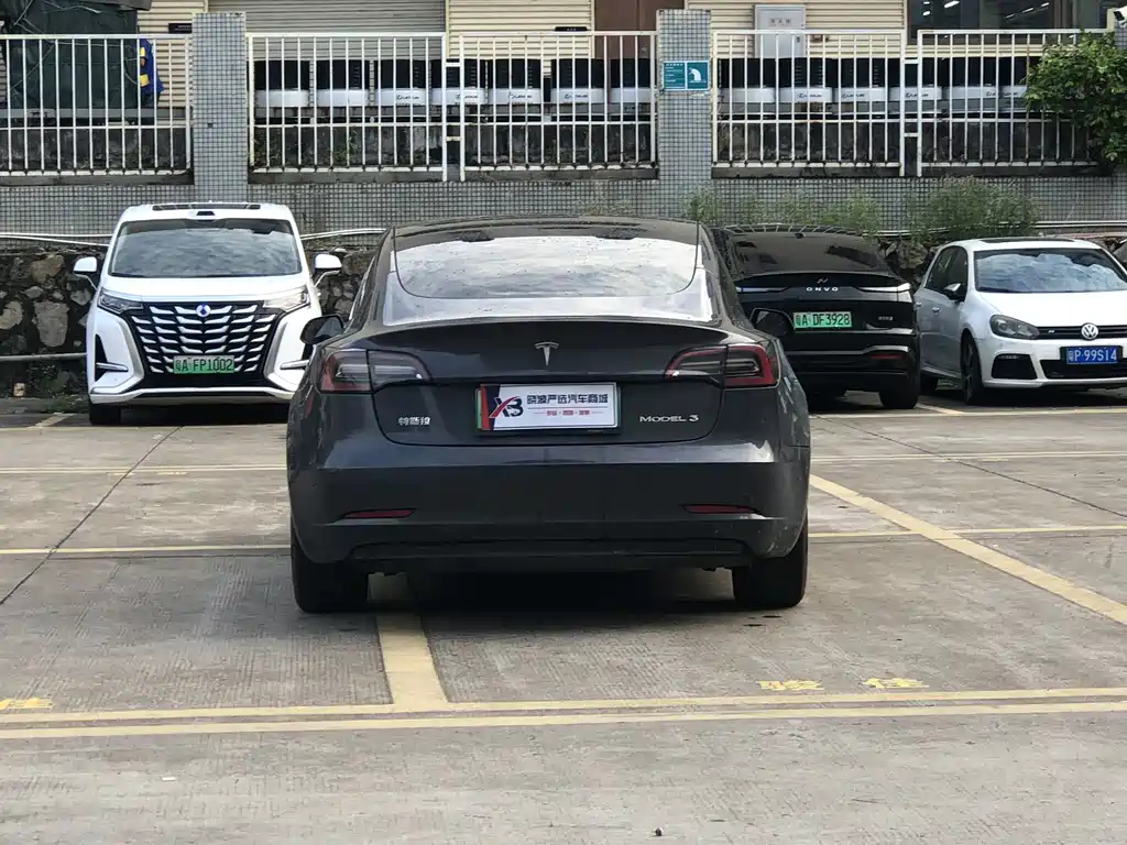Tesla Model 3 — миниатюра 5