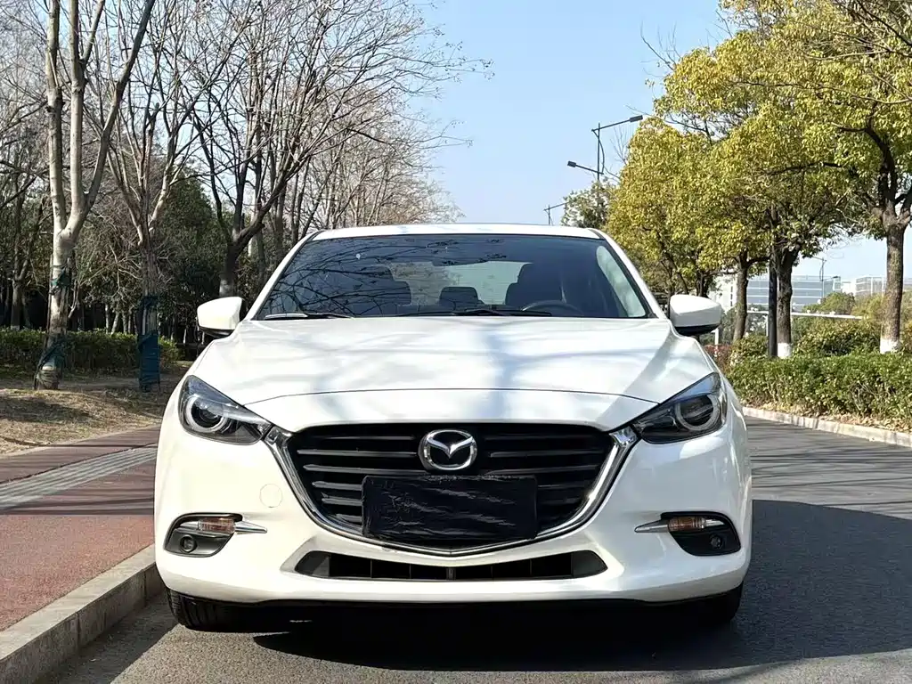 Mazda Mazda3 3 2017 1.5L AT Luxury V