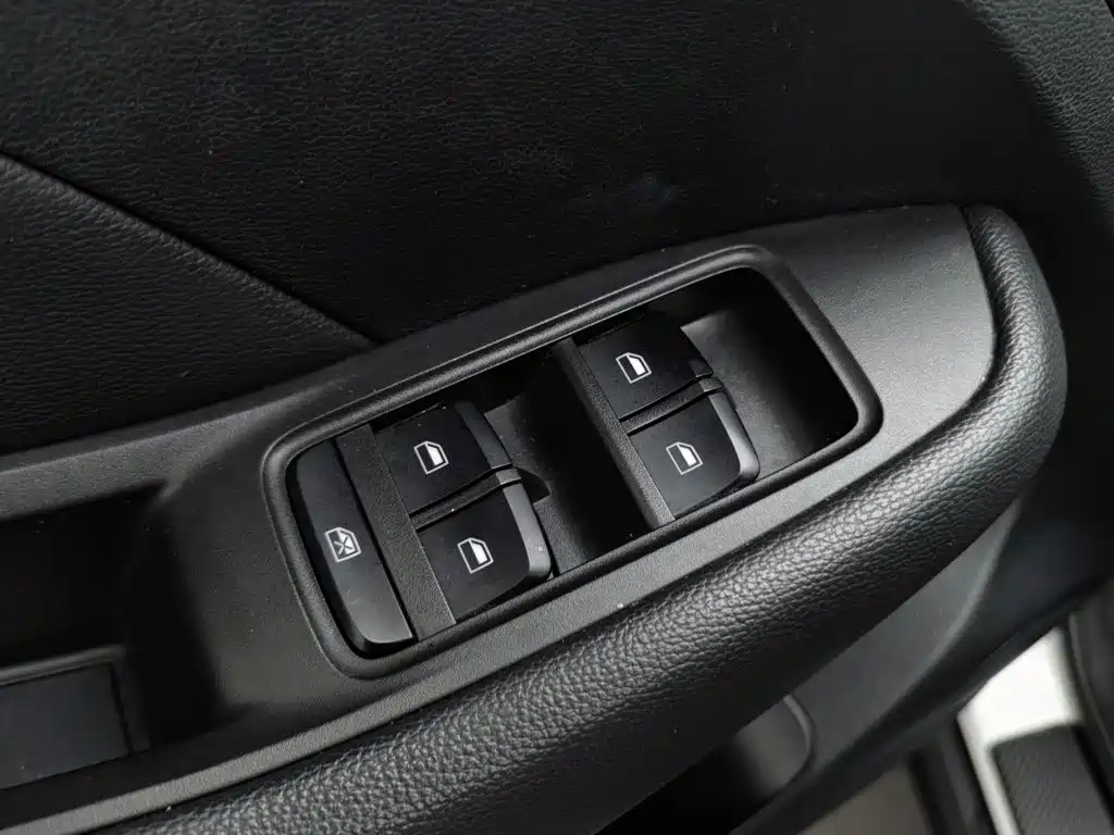 Roewe RX3 — миниатюра 9
