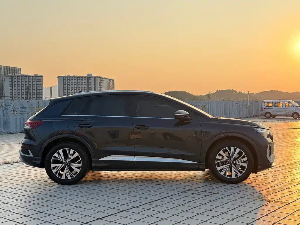 Audi Q4 e-tron — миниатюра 4