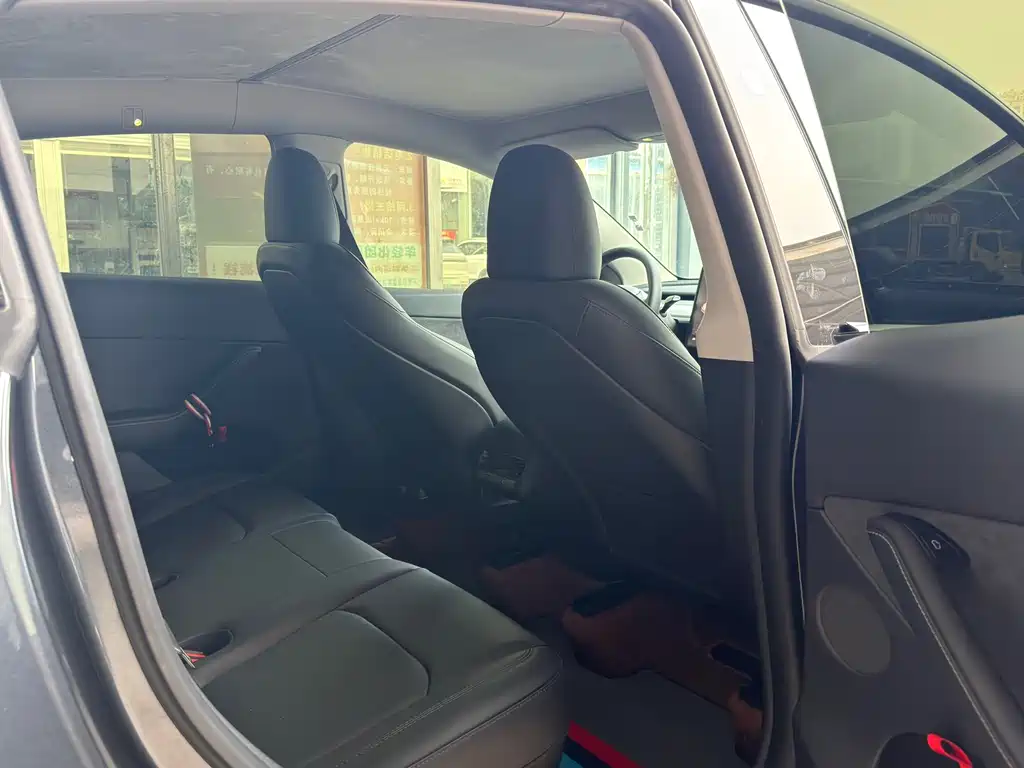 Tesla Model Y — миниатюра 9