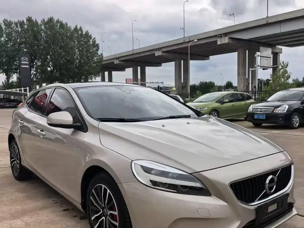 VOLVO V40