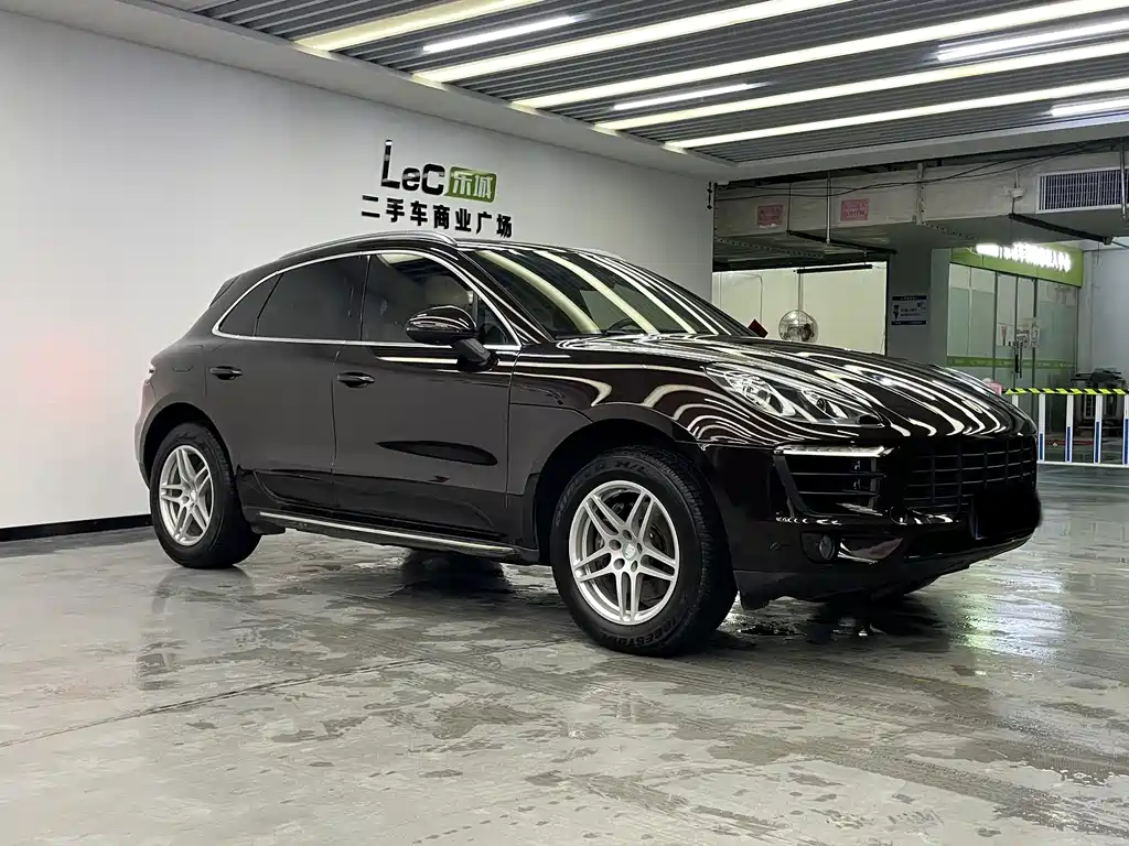 PORSCHE MACAN