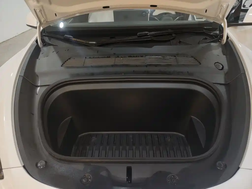 Tesla Model Y — миниатюра 16