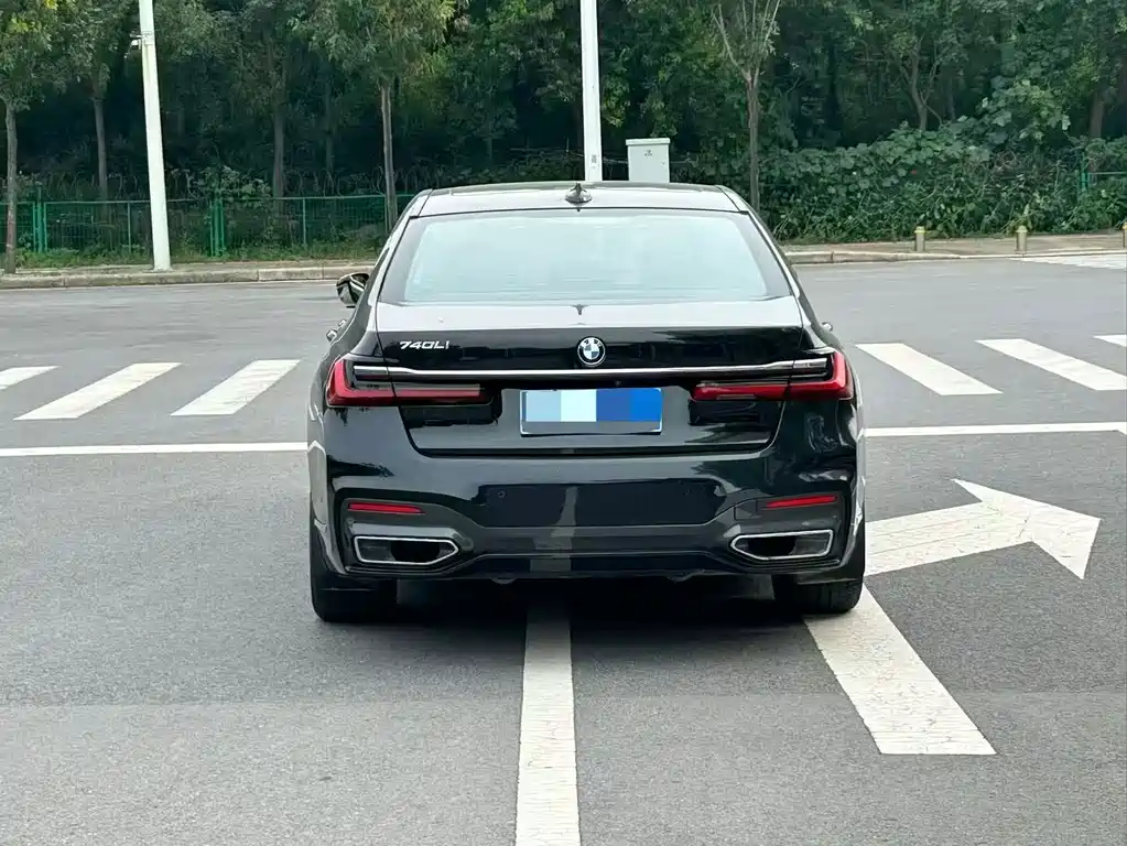 BMW 7 Series — миниатюра 9