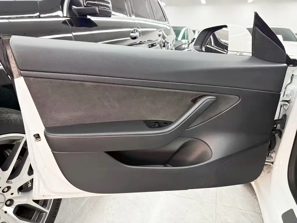 Tesla Model 3 — миниатюра 10
