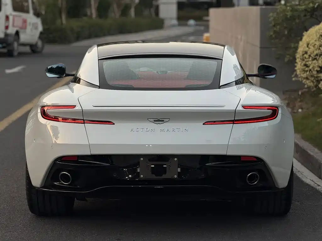 Aston Martin DB12 — миниатюра 5