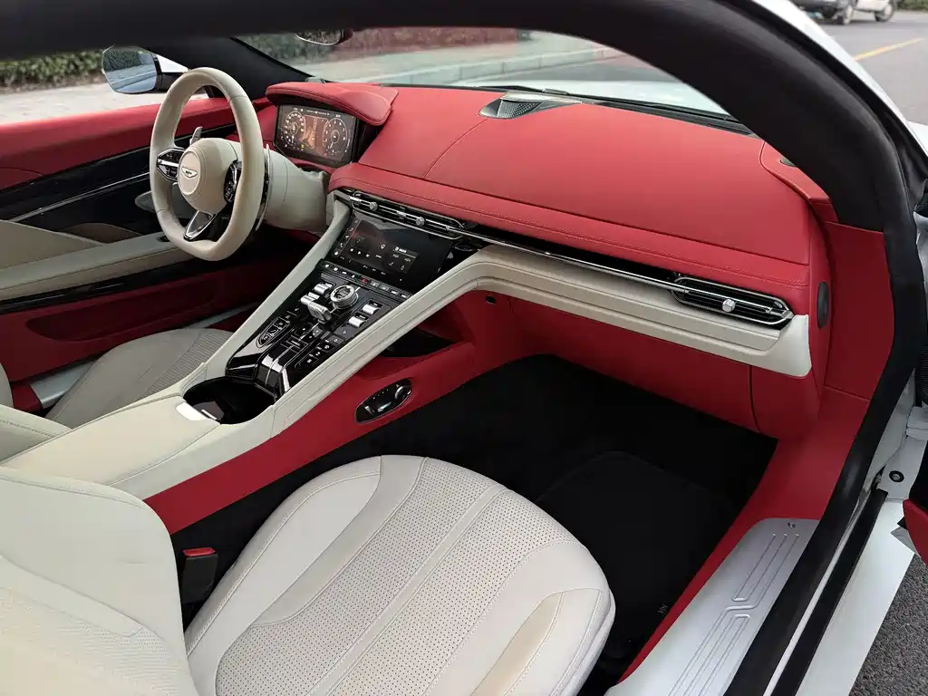 Aston Martin DB12 — миниатюра 8