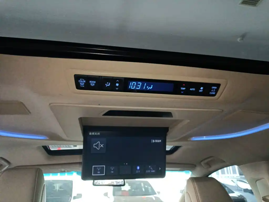 Toyota Alphard — миниатюра 9